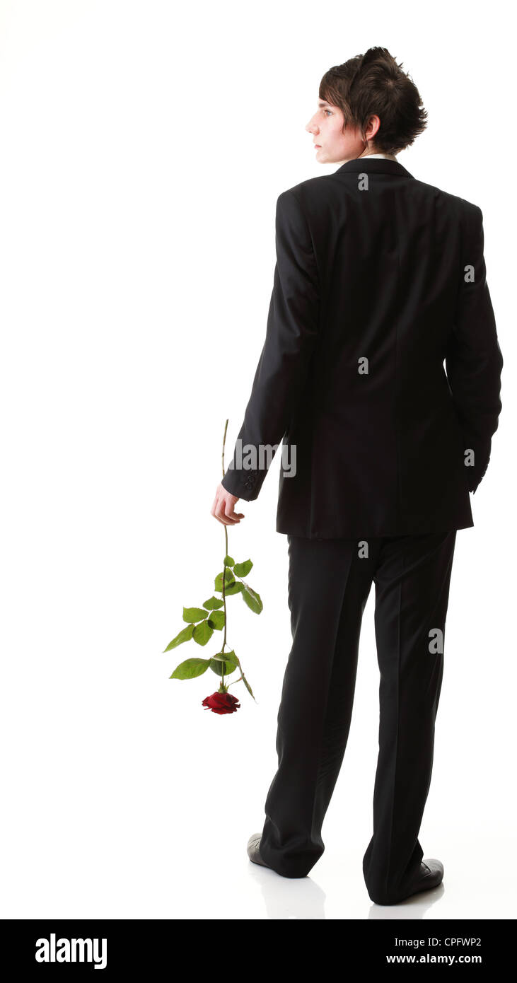 Jeune homme séduisant avec fleur, rose rouge isolé sur fond blanc Banque D'Images