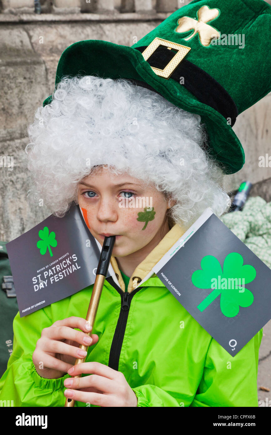 L'Angleterre, Londres, St.Patrick's Day Parade, Jeune femme participant jouant Flute Banque D'Images