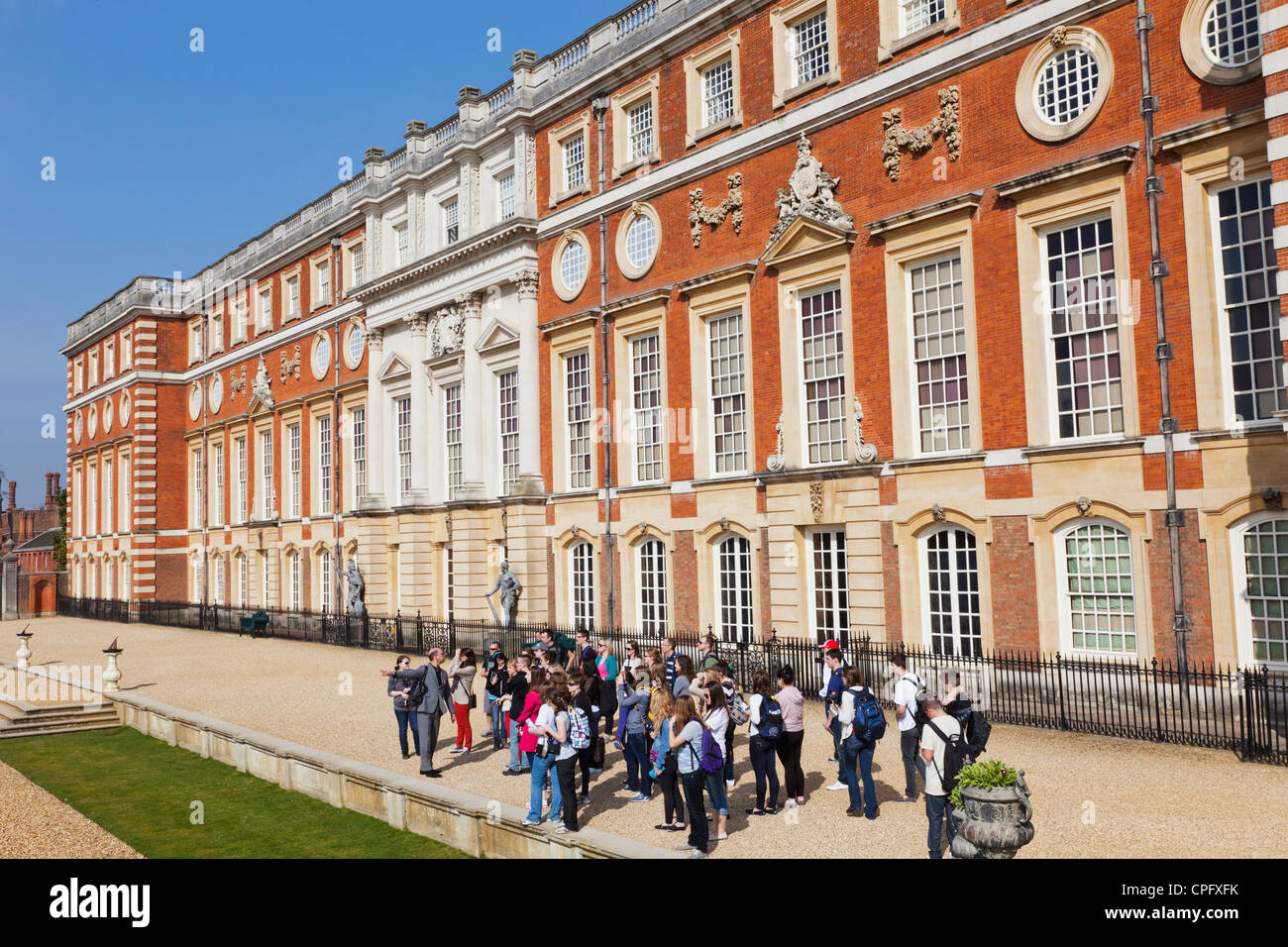 L'Angleterre, Londres, Surrey, Hampton Court Palace, Groupe de touristes étudiant Banque D'Images