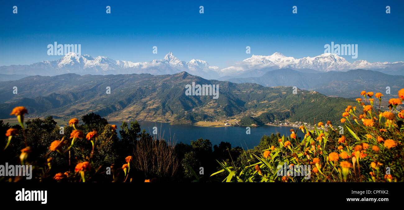 Vue de l'Annapurna et le lac Phewa tal de la Pagode de la paix mondiale, Pokhara, Népal Banque D'Images
