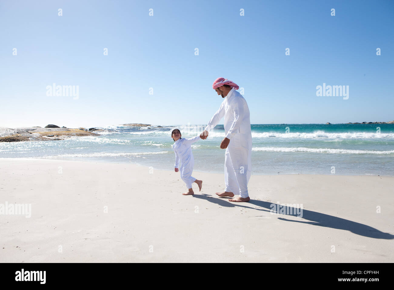 Père et fils arabe balade à la plage. Banque D'Images