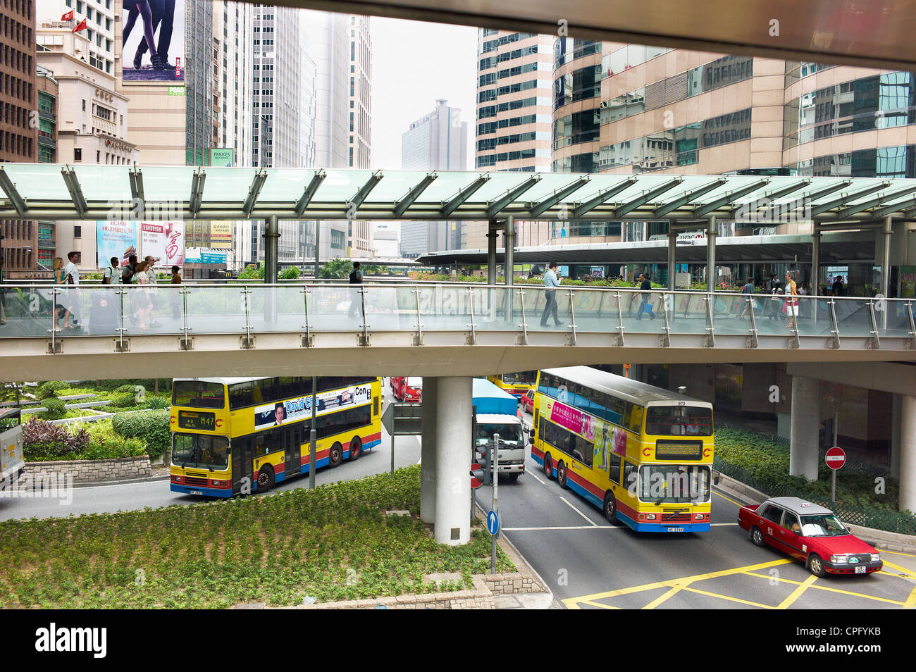 Voitures, taxis, bus et les piétons dans le trafic congestionné dans le centre de Hong Kong. Banque D'Images