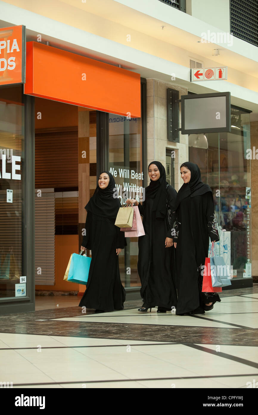 Trois jeunes femmes arabes de marcher dans le centre commercial. Banque D'Images