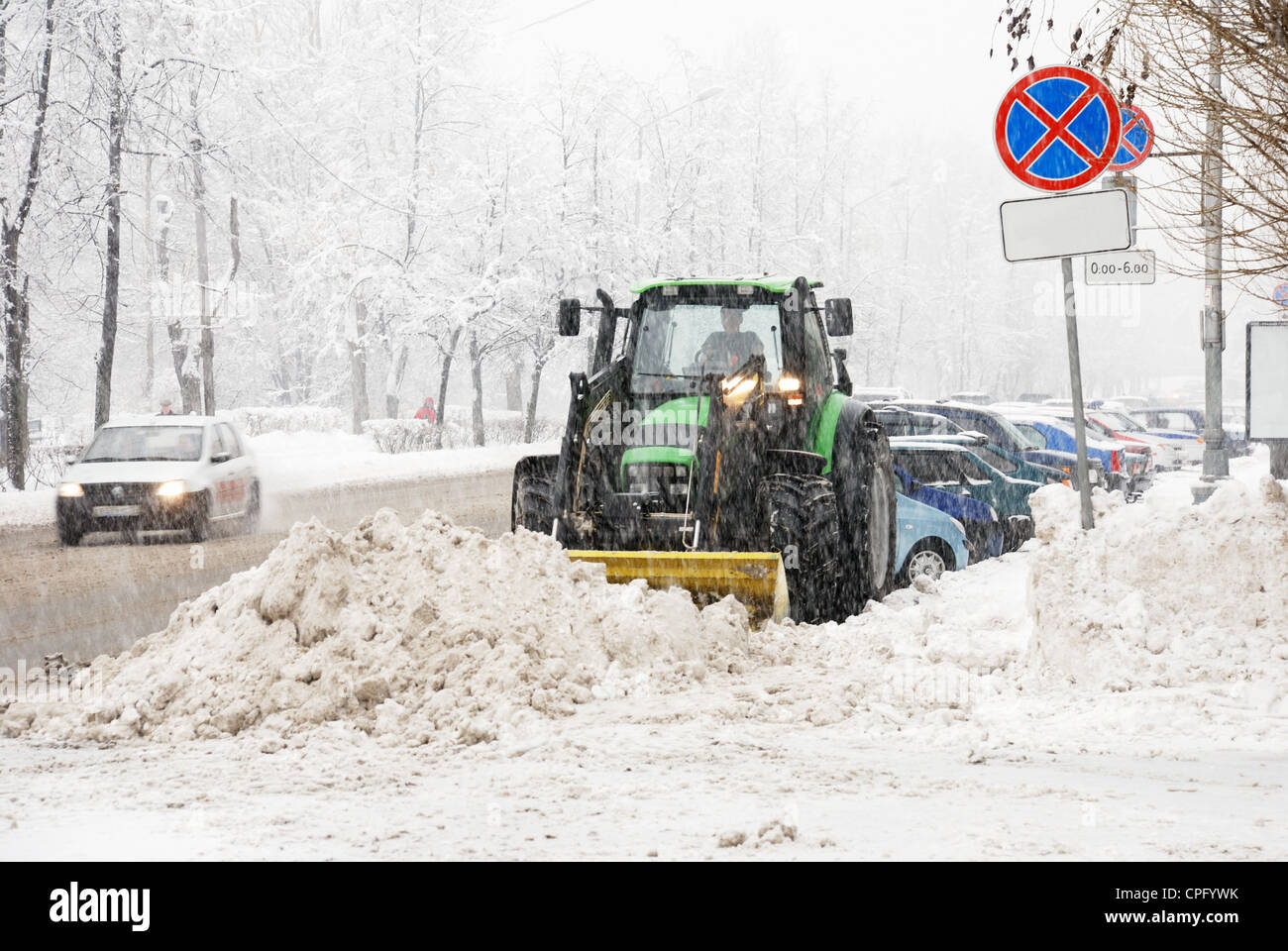 Au cours des travaux de déneigement de fortes chutes de neige en ville Banque D'Images