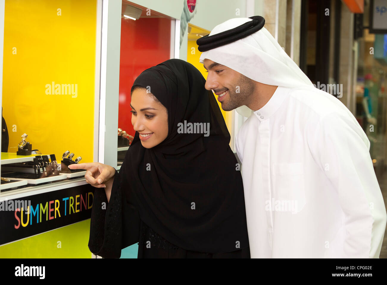 Couple arabe au centre d'achat, femme pointez sur l'affichage de bijoux. Banque D'Images
