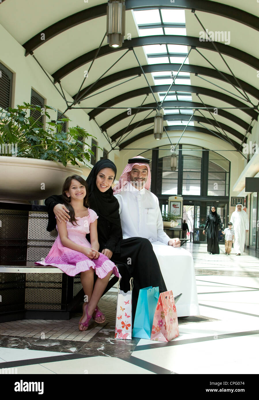 Portrait de famille arabe assis au centre d'achat, de sourire. Banque D'Images