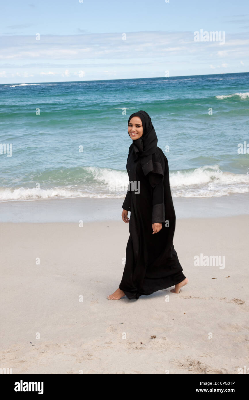Femme arabe balade à la plage Photo Stock - Alamy