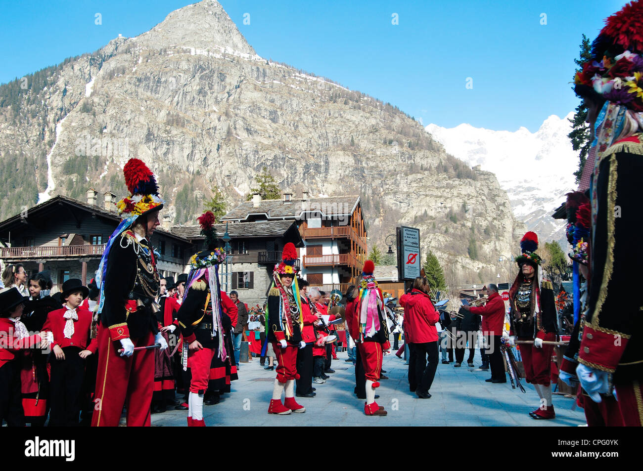 Italie, Val d'Aoste, Courmayeur, la Foire de la Paquerette, masque traditionnel avec des vêtements typiques Banque D'Images