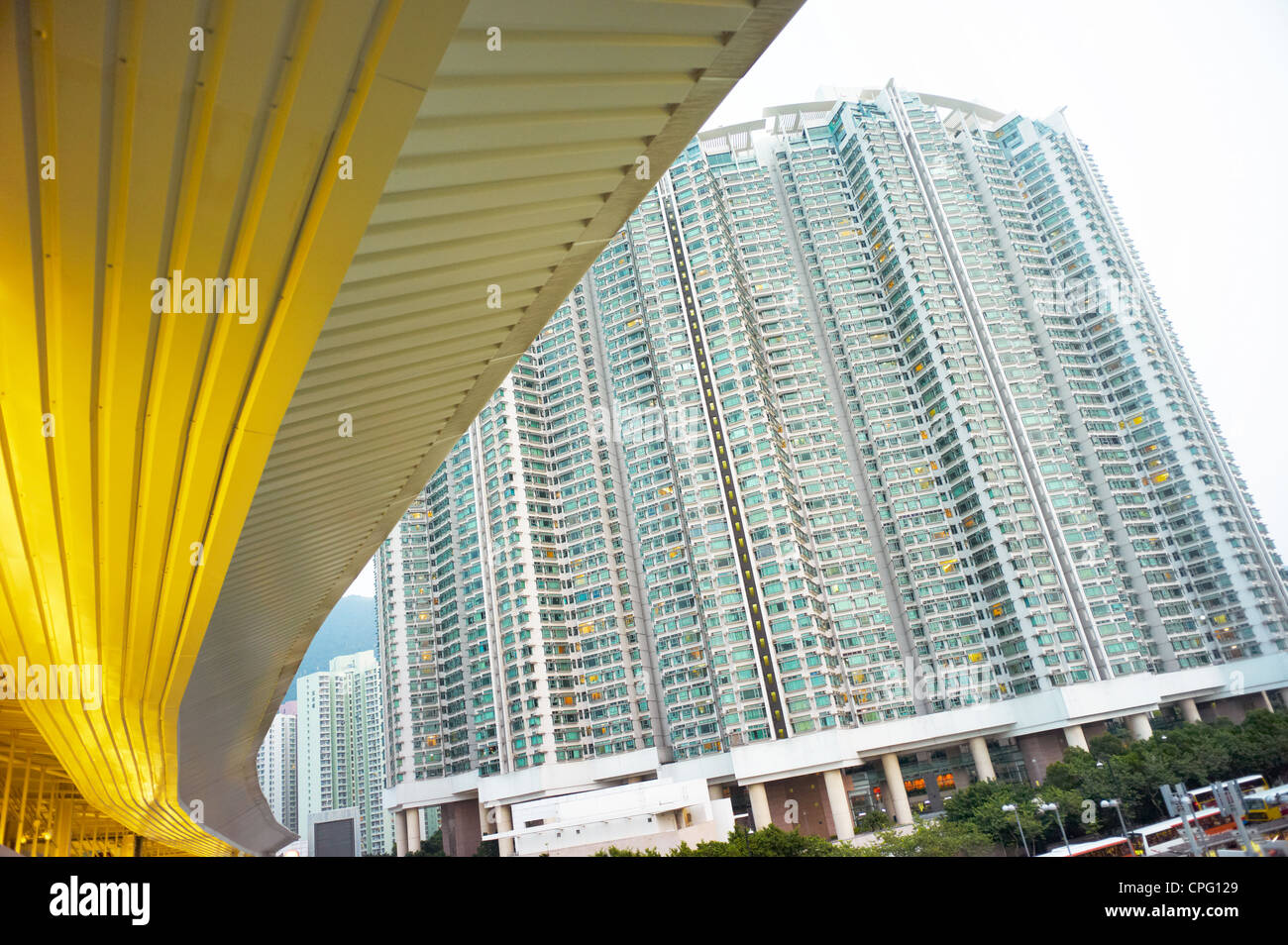 Voir de grands immeubles résidentiels dans le cadre d'une route panoramique à Hong Kong, Chine. Banque D'Images