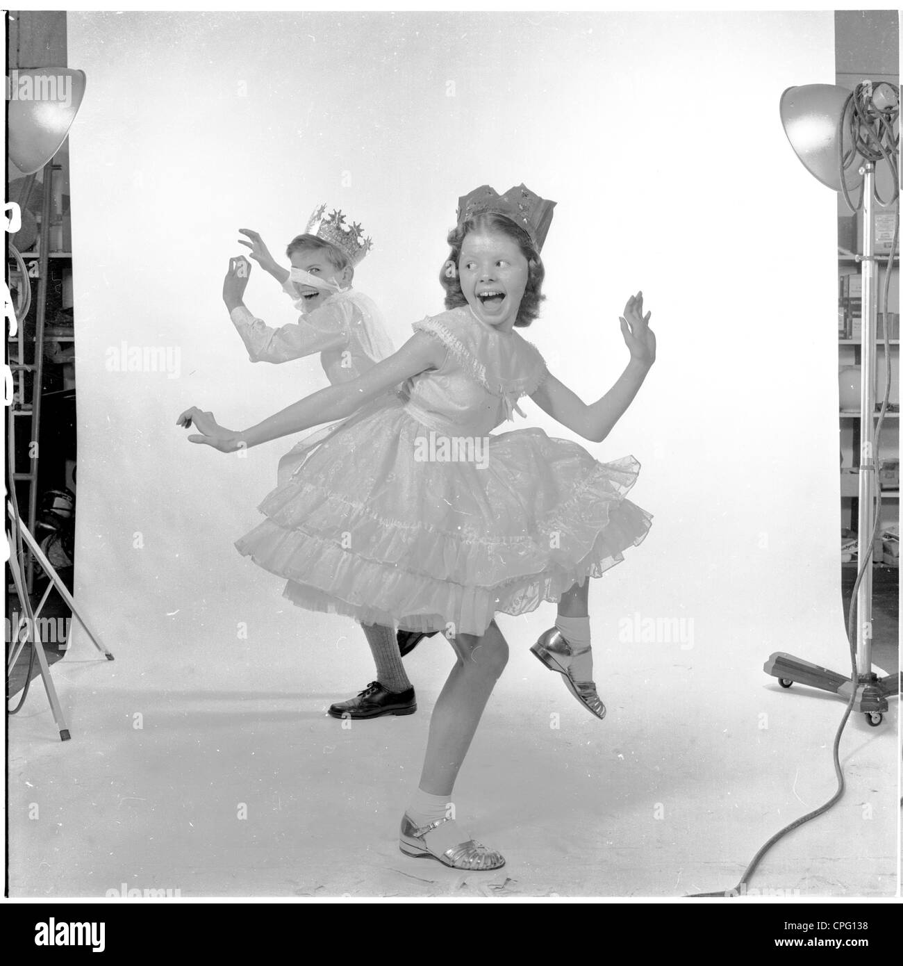 Se référant toujours à partir de 1960 montrant deux jeunes enfants habillés en costumes et chapeaux parti danser dans un studio photographique. Banque D'Images