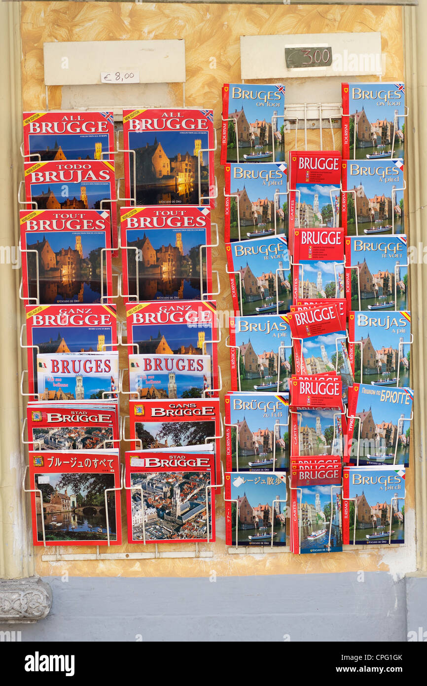 De Rack guide books pour le populaire ville belge de Bruges. Les guides sont dans une variété de langues. Banque D'Images