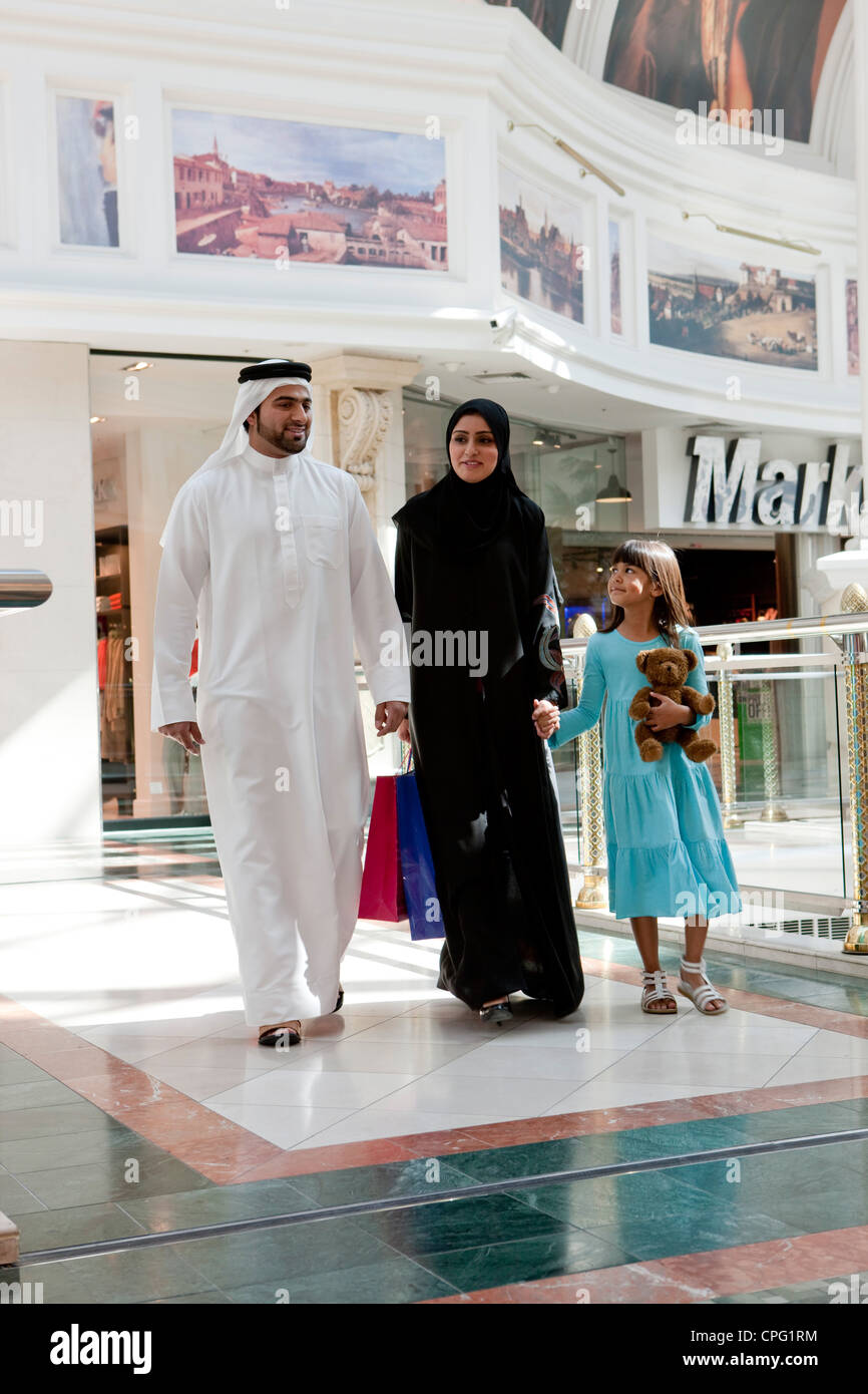 Famille arabe avec des sacs de magasinage au centre commercial. Banque D'Images