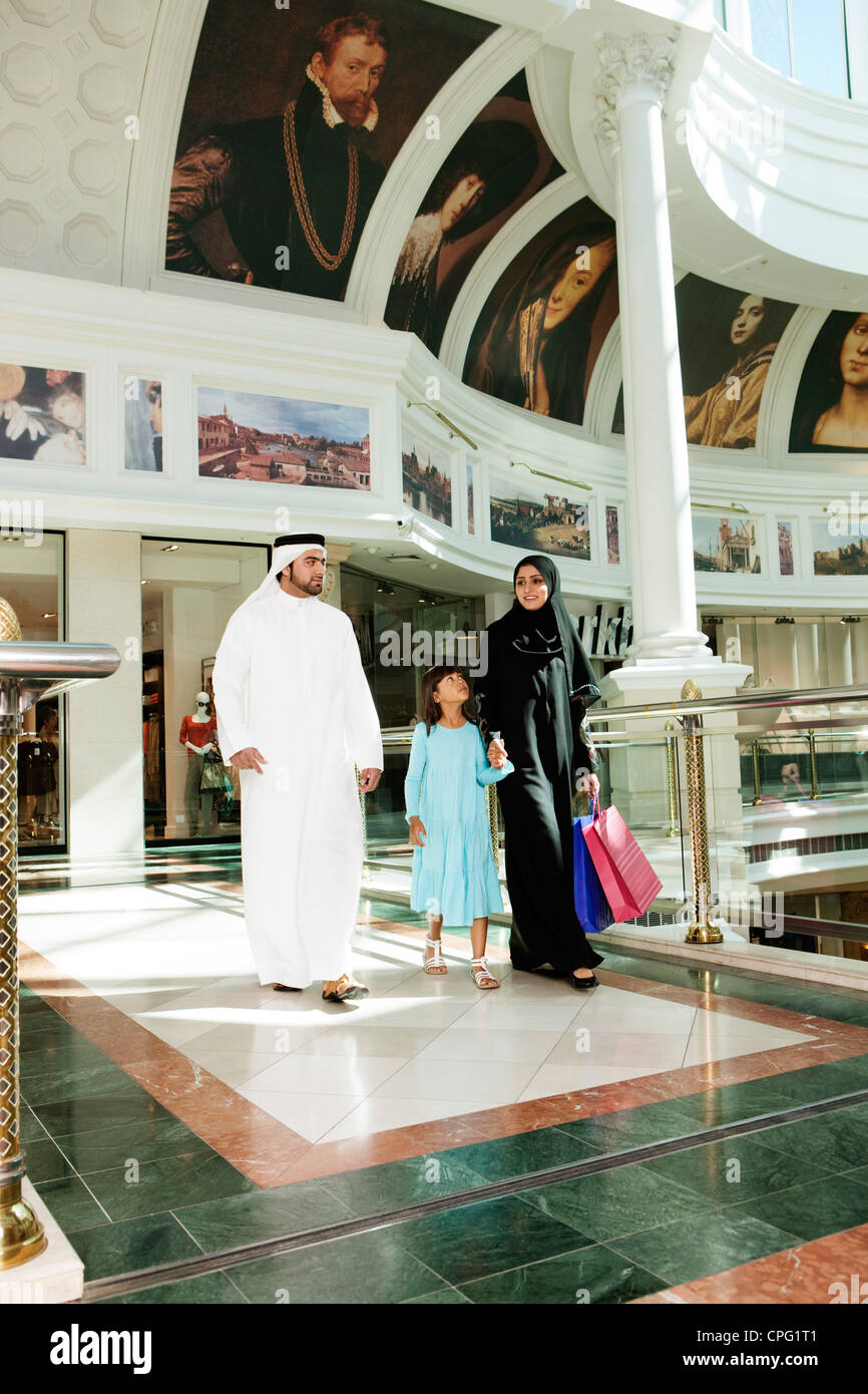 Famille arabe avec des sacs de magasinage au centre commercial. Banque D'Images