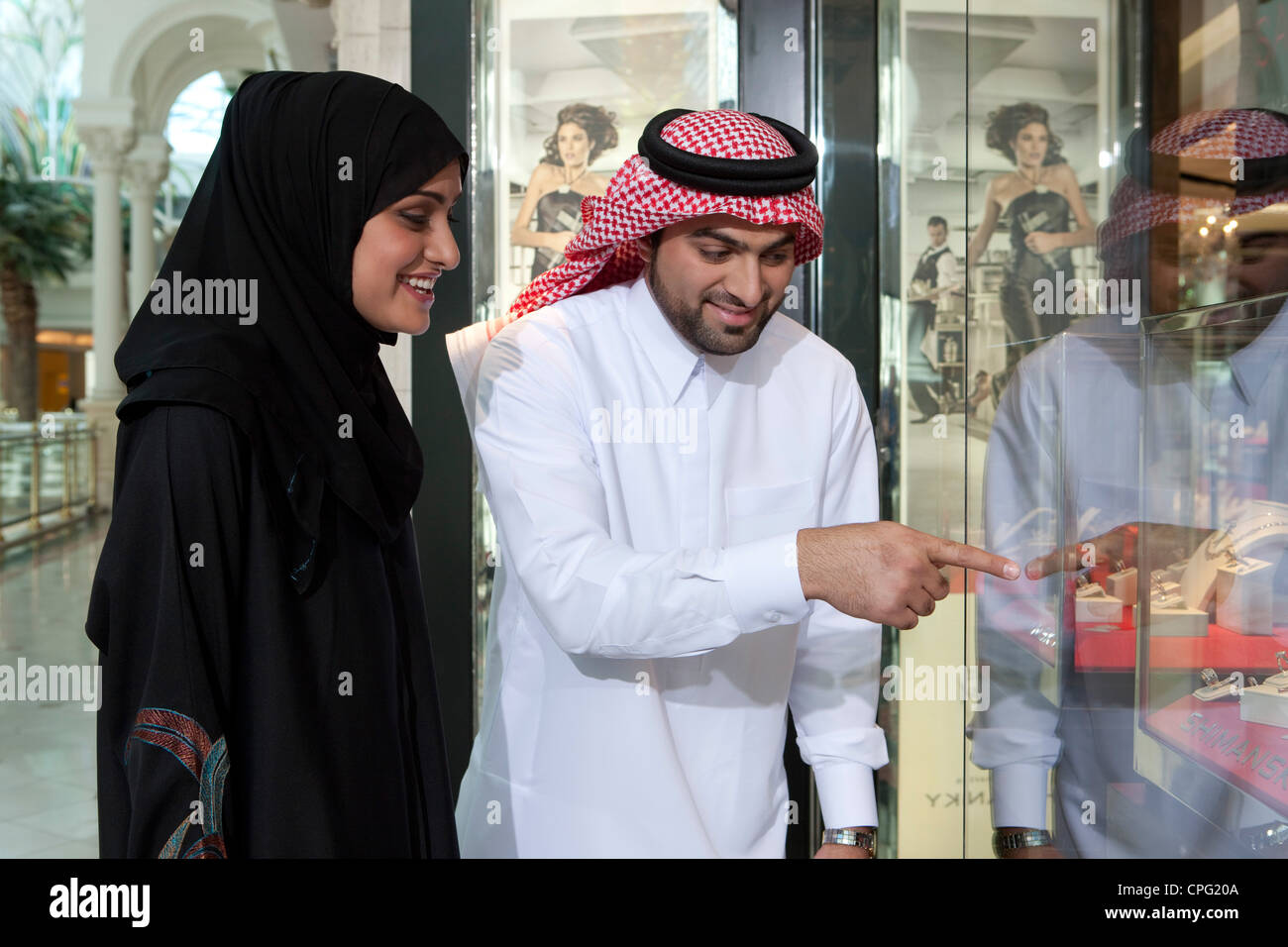 Couple arabe dans un magasin de bijoux, homme pointant. Banque D'Images