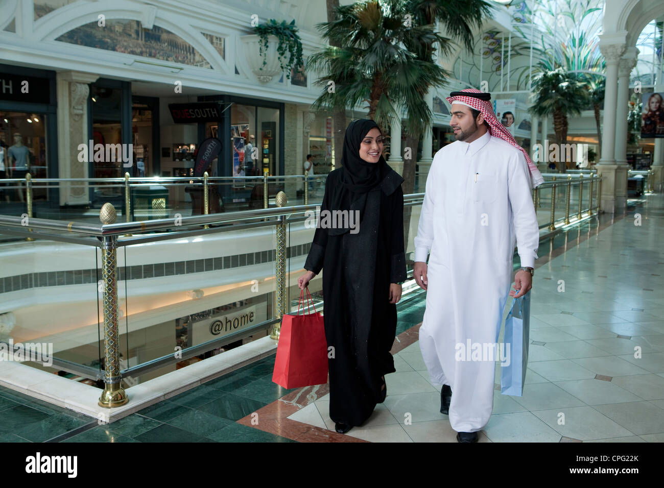 Couple arabe de marcher dans le centre commercial. Banque D'Images