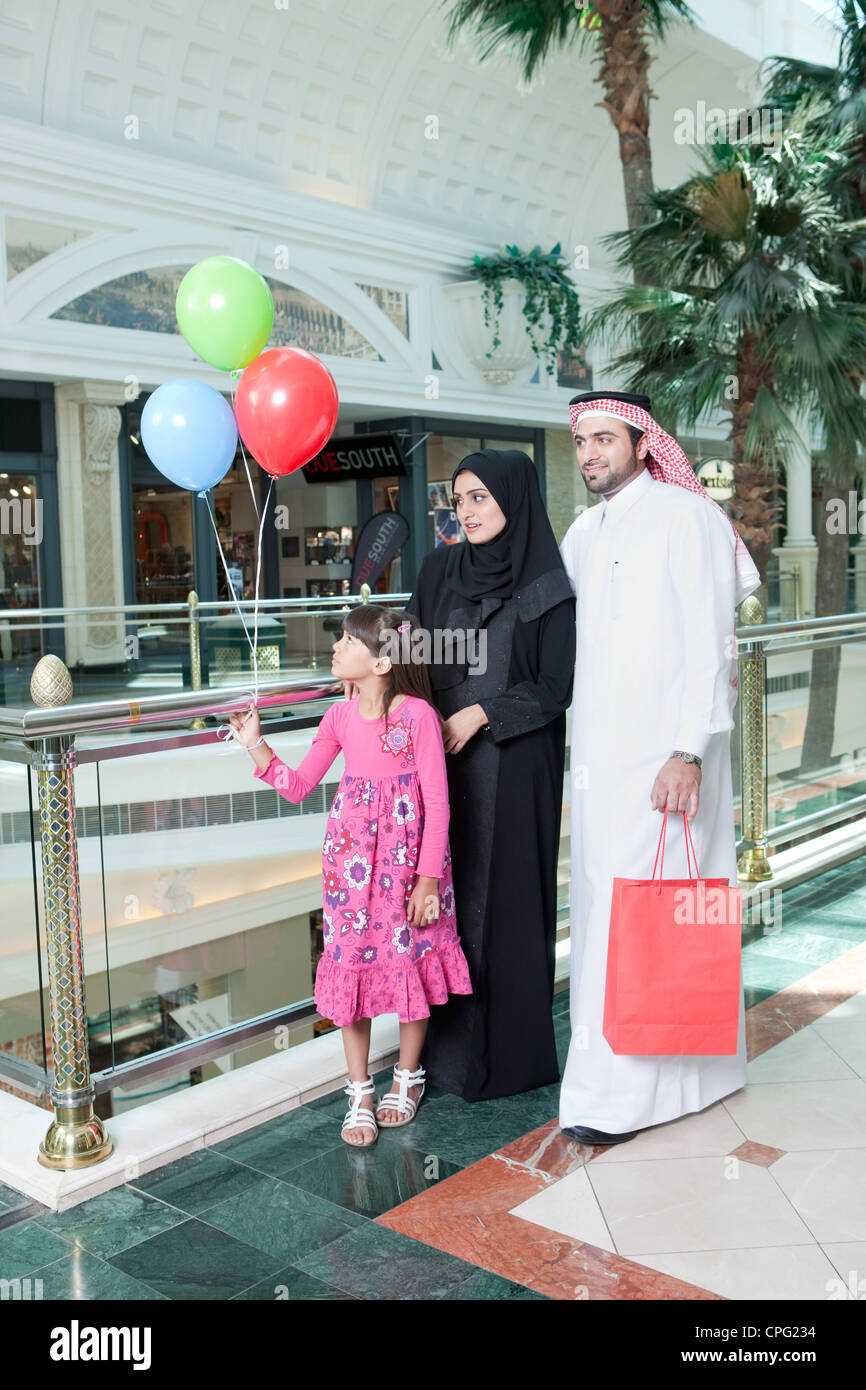 Dans la famille arabe shopping mall, girl holding balloons. Banque D'Images