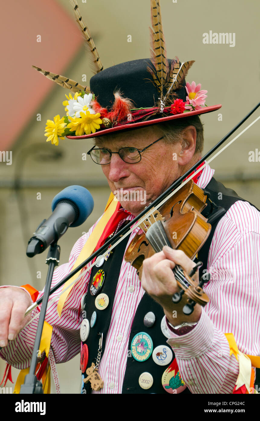 Morris Dancer à jouer du violon. Banque D'Images