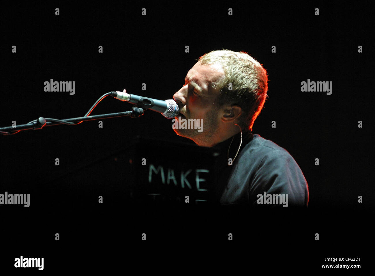 Chris Martin, chanteur de Coldplay à la V2003 V 2003 Festival, Hylands Park, Chelmsford, Essex, Angleterre. Banque D'Images