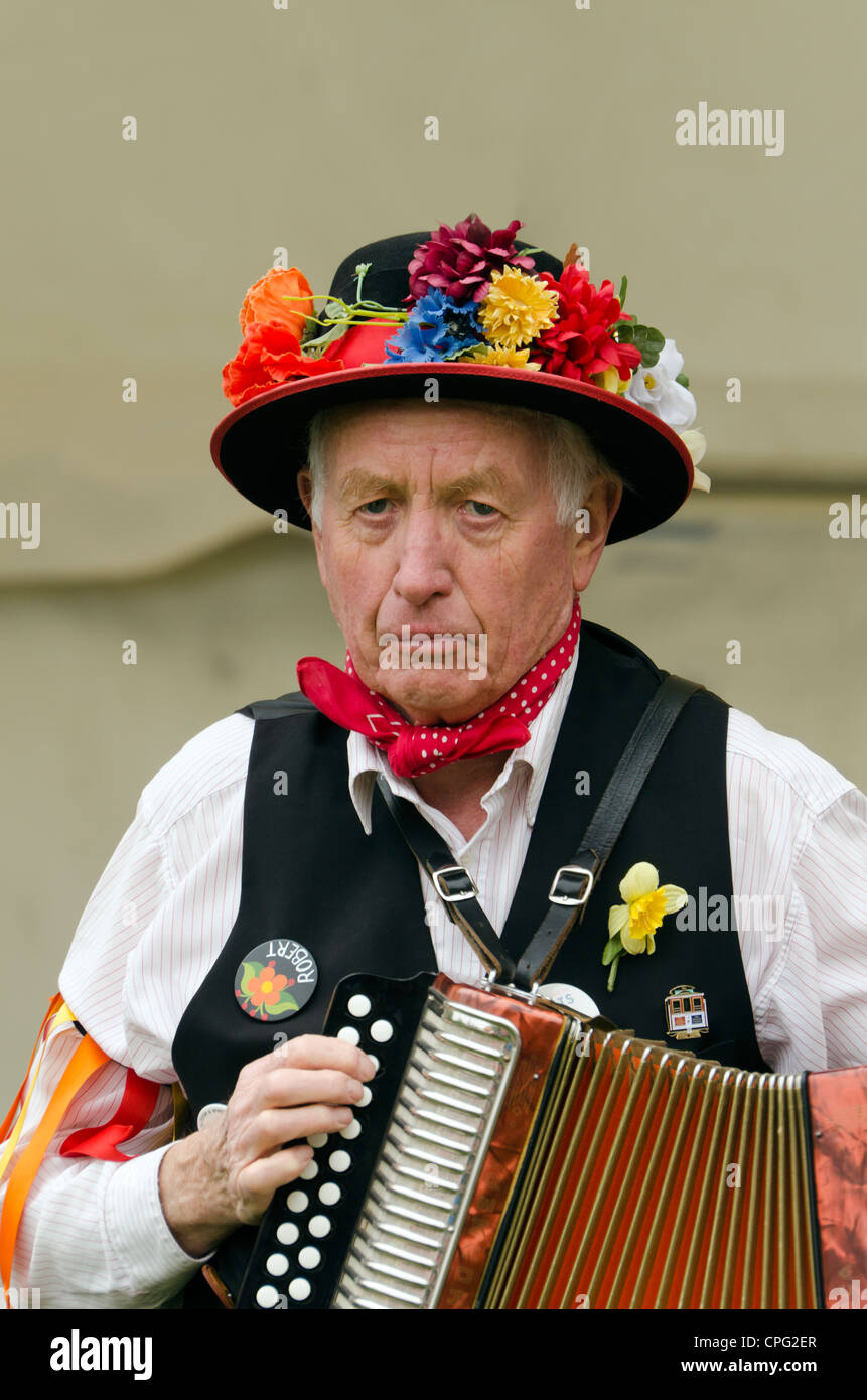 Personnes âgées Morris Dancer à jouer de l'accordéon. Banque D'Images