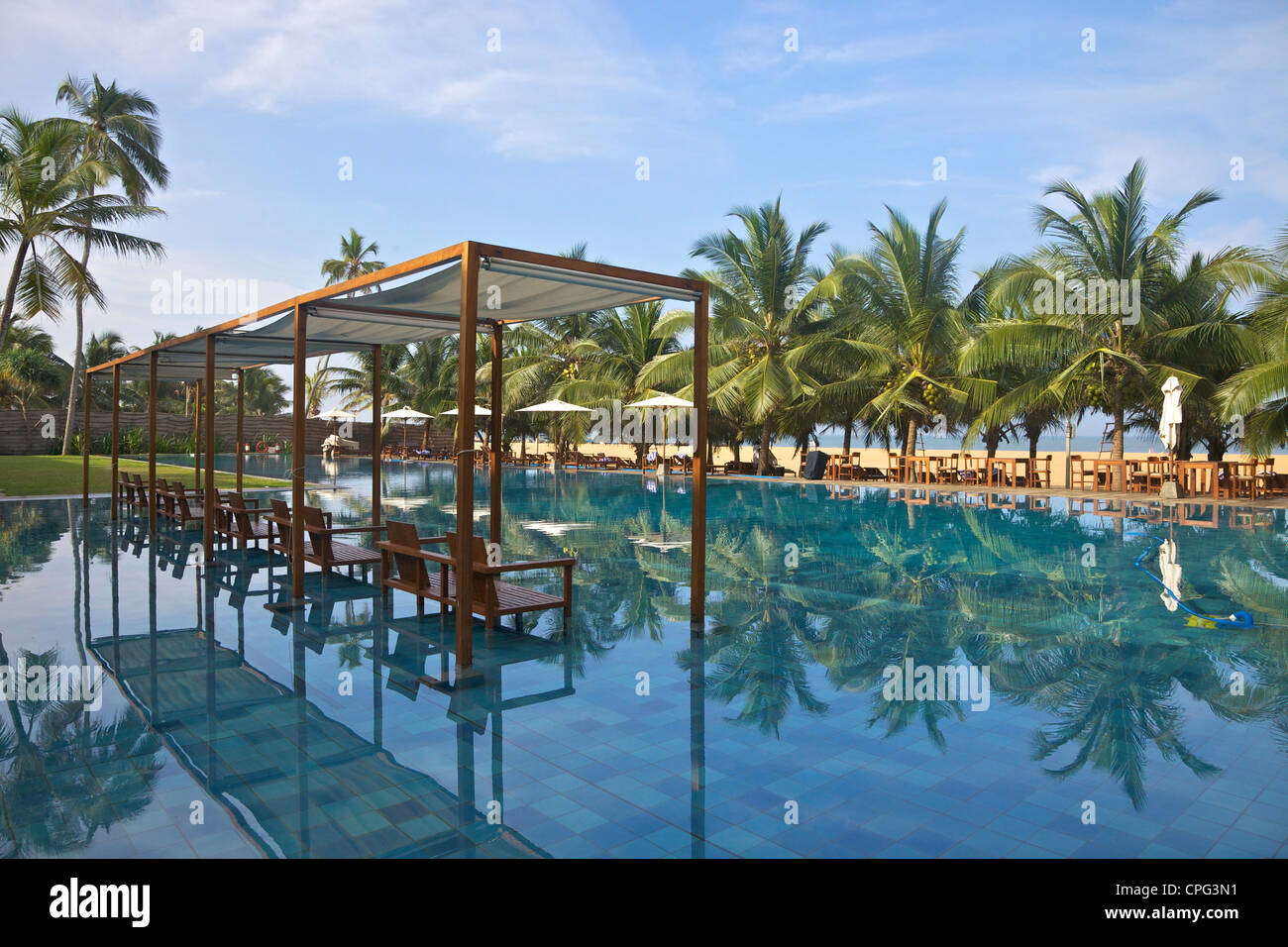 Vue sur piscine et sur la plage, Jet Blue Hotel, Negombo, Sri Lanka, Asie Banque D'Images