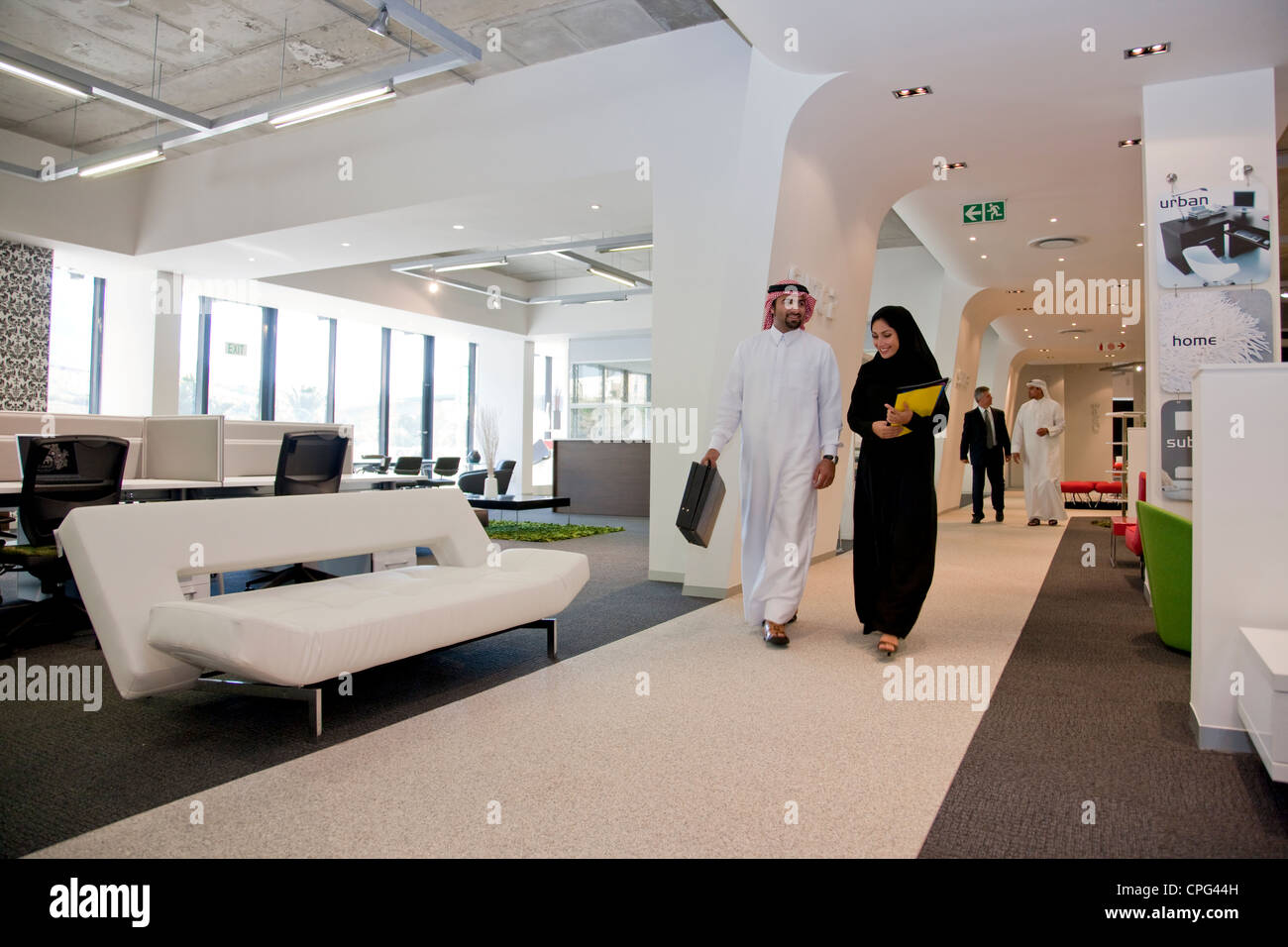 Business people walking in office corridor. Banque D'Images