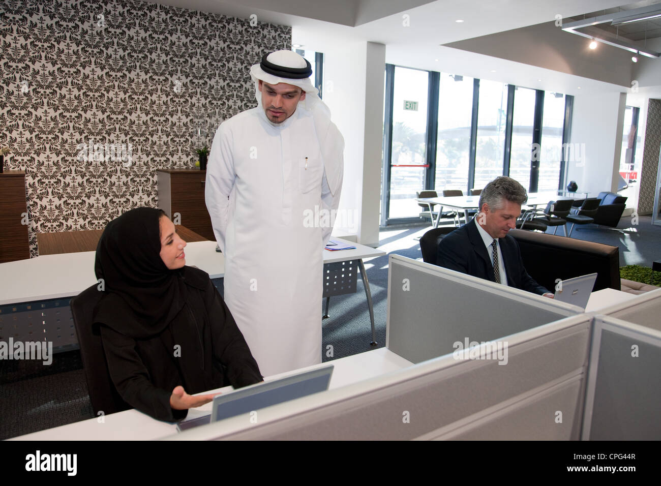 Businessman and businesswoman arabes travaillant ensemble. Banque D'Images
