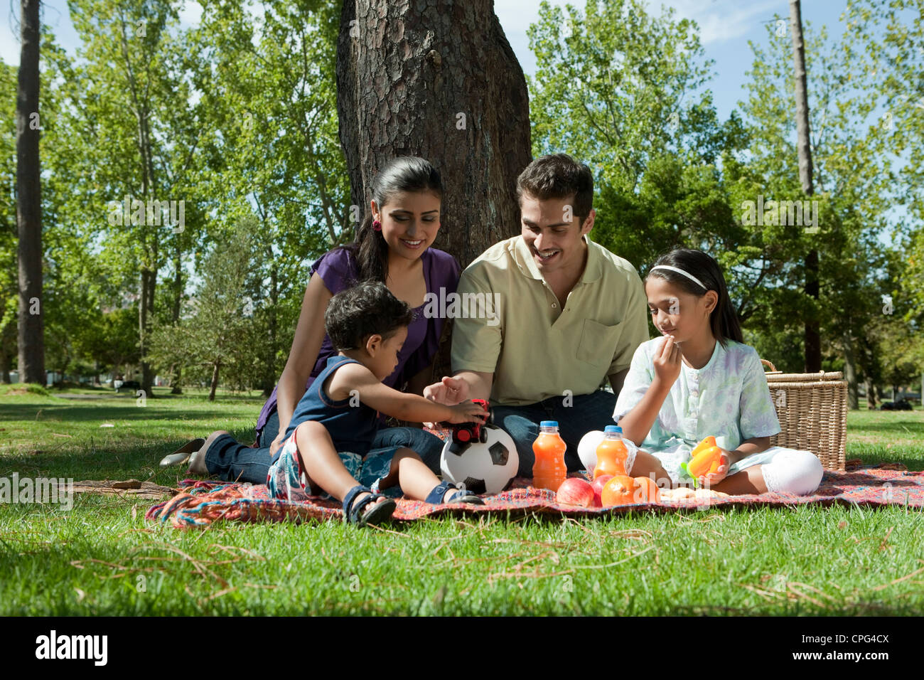 Pique-nique en famille dans le parc. Banque D'Images