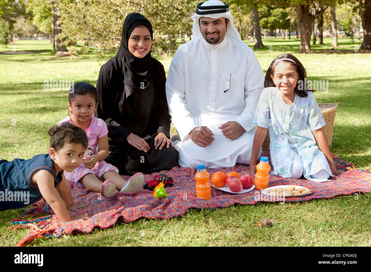 Portrait de famille arabe pique-nique dans le parc. Banque D'Images