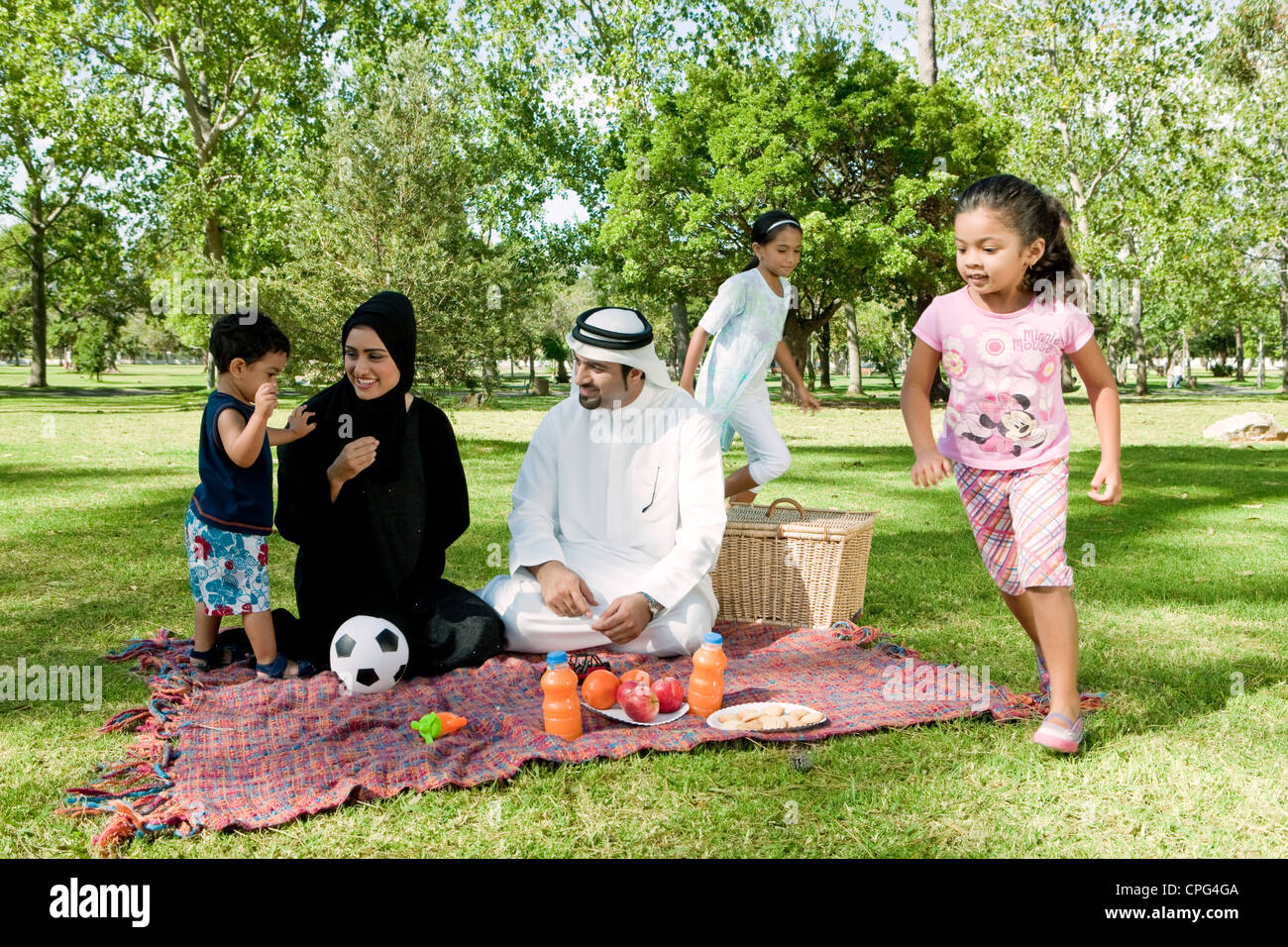 Famille arabe avoir pique-nique dans le parc. Banque D'Images
