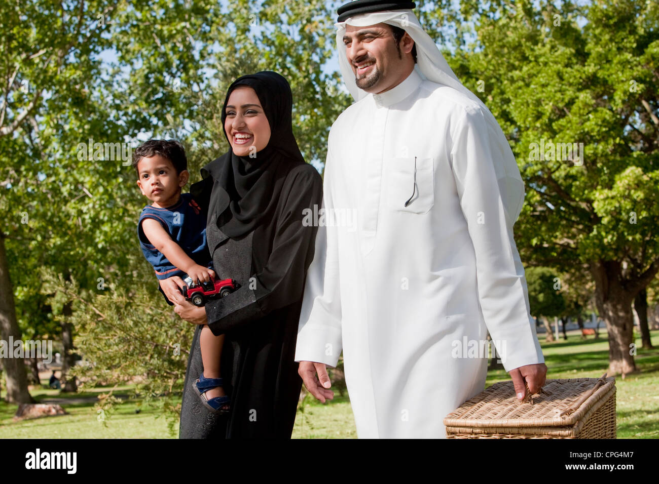 Famille arabe Partir en pique-nique au parc. Banque D'Images