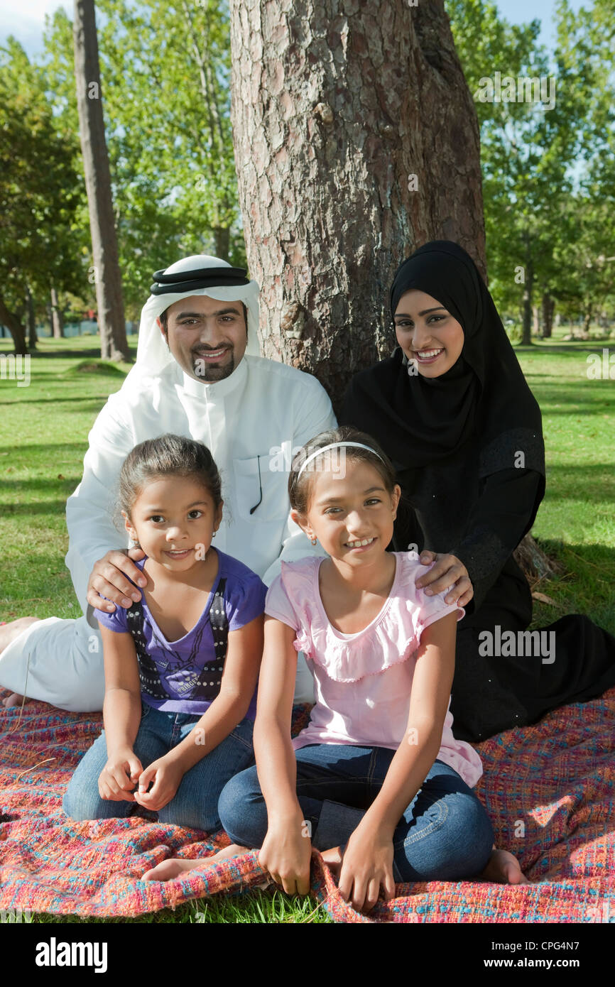 Portrait de famille arabe assis dans le parc. Banque D'Images