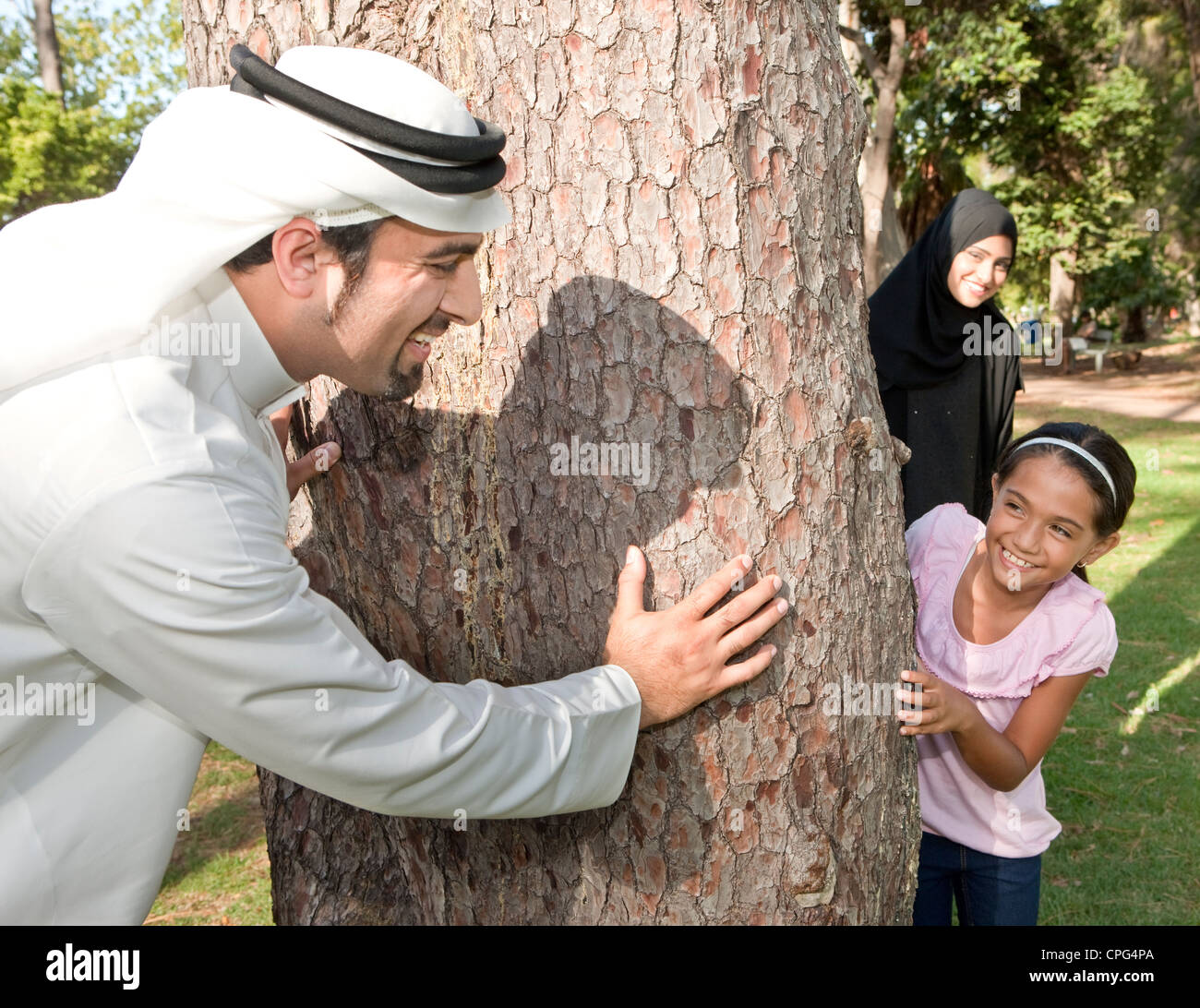 Famille arabe joue à cache-cache dans le parc. Banque D'Images