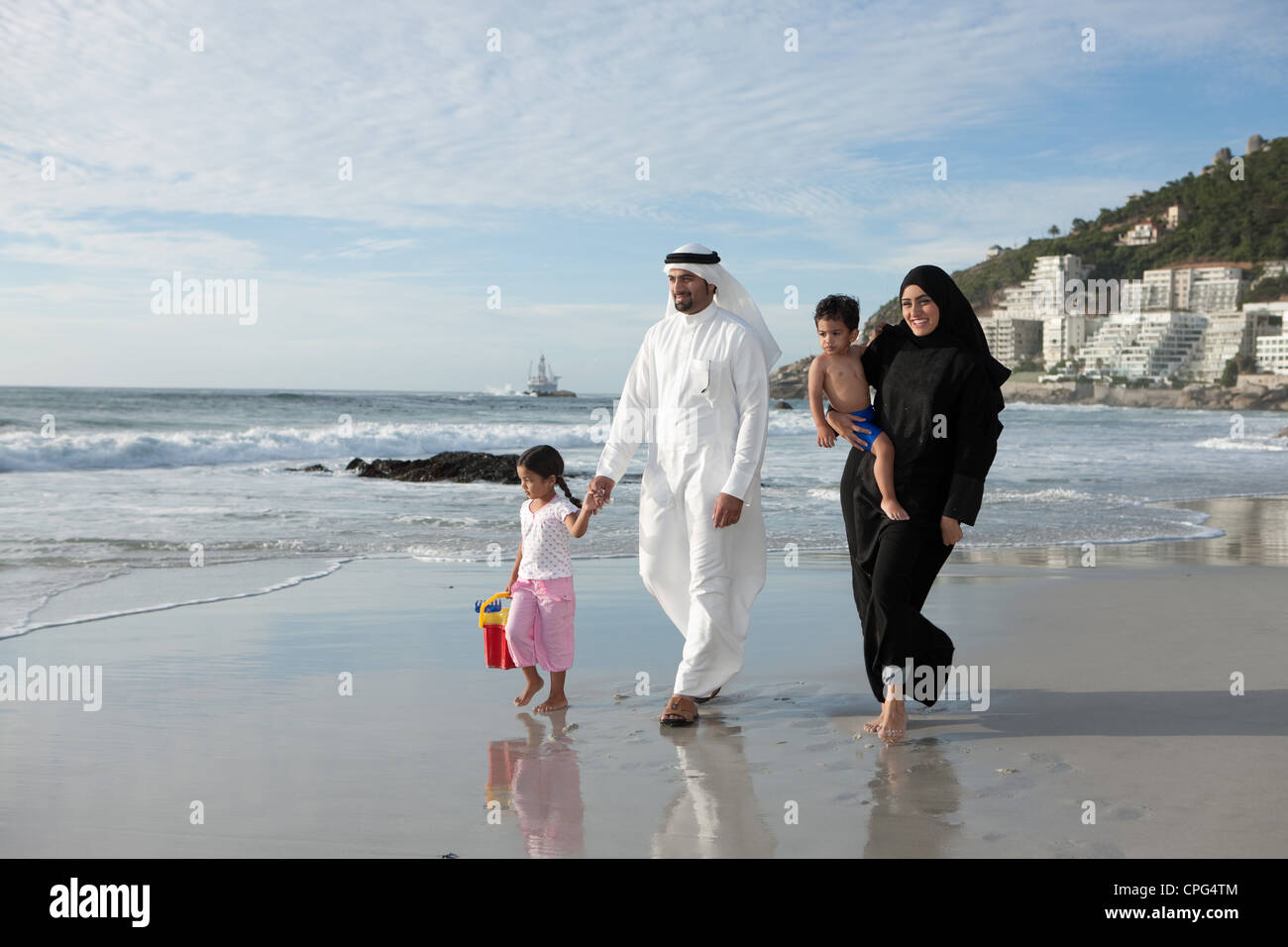 Famille arabe à pied par la plage. Banque D'Images