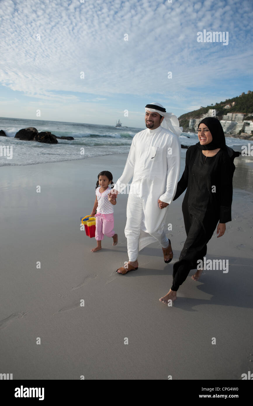 Famille arabe à pied par la plage. Banque D'Images