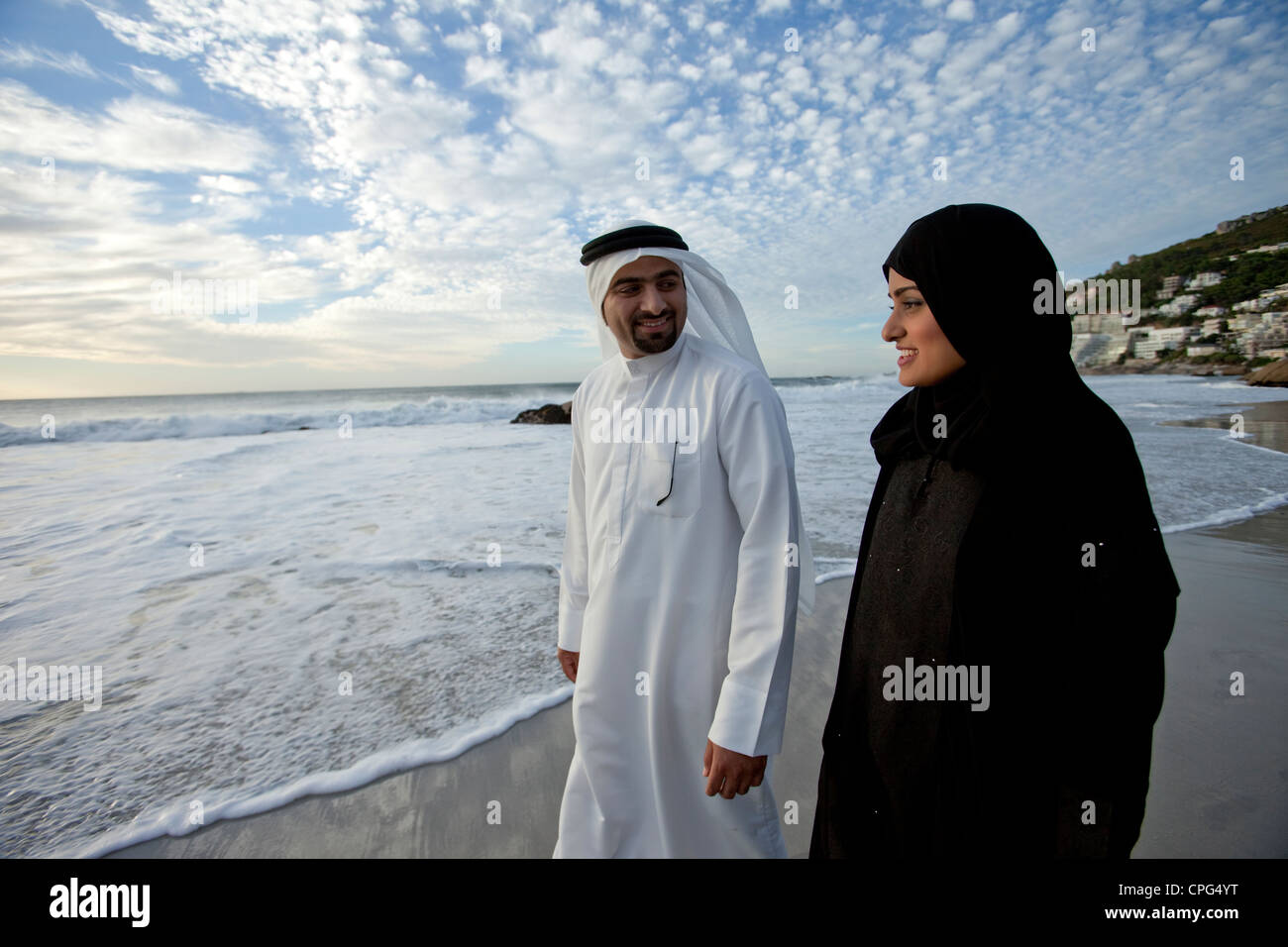 Couple arabe par la plage, en souriant. Banque D'Images