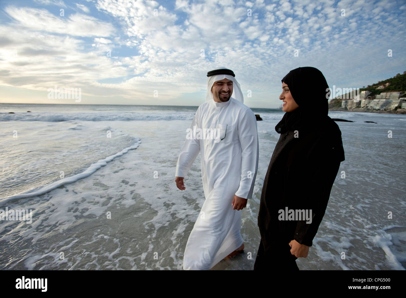 Couple arabe par la plage, en souriant. Banque D'Images