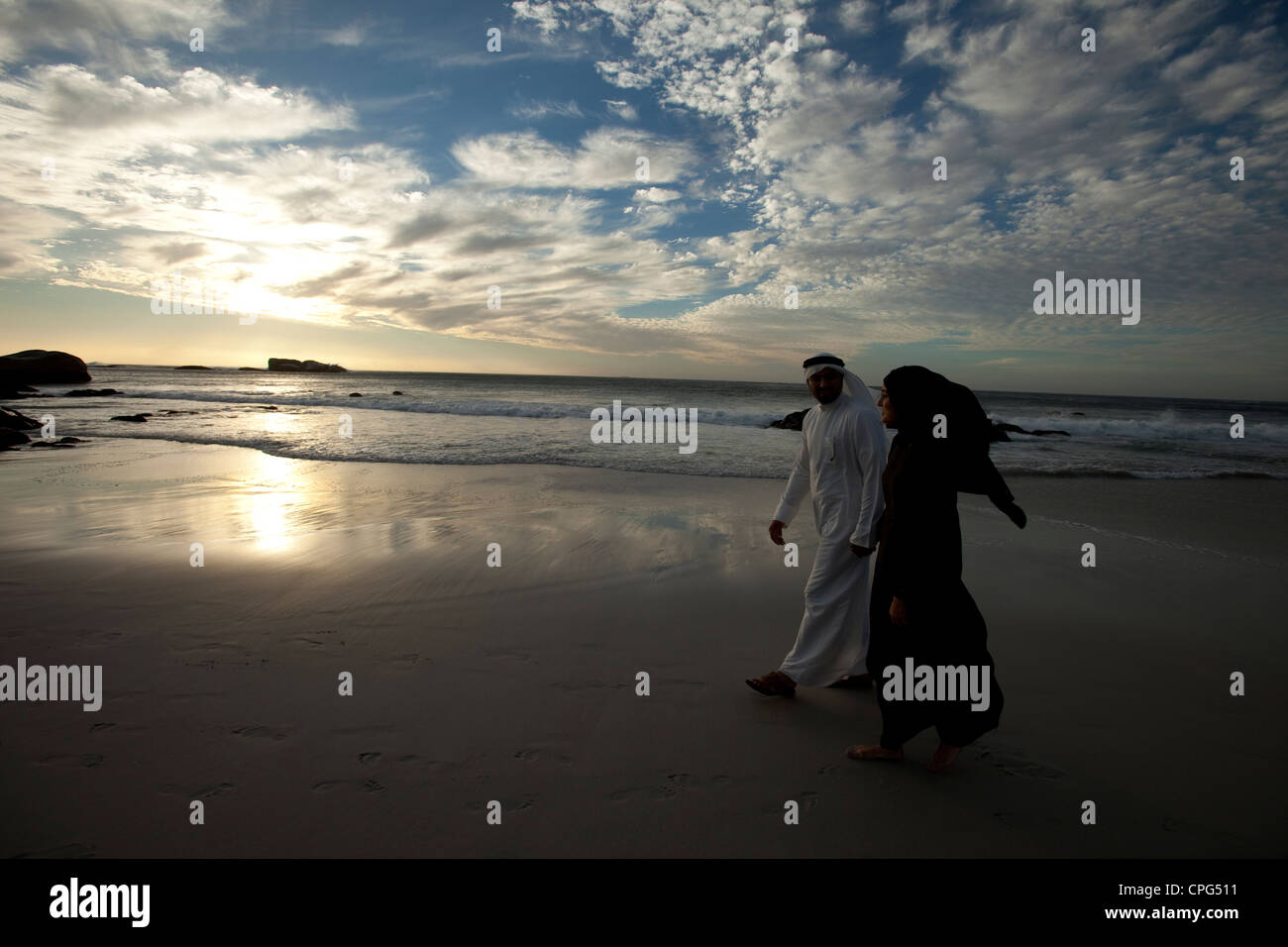 Couple arabe par la plage, se tenant la main. Banque D'Images