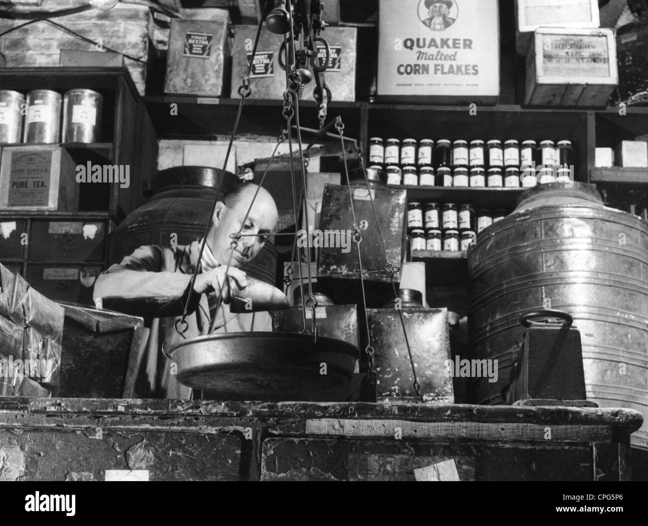 Mesure, échelle dans le magasin de l'épicier à Londres, Grande-Bretagne, vers 1950, droits additionnels-Clearences-non disponible Banque D'Images