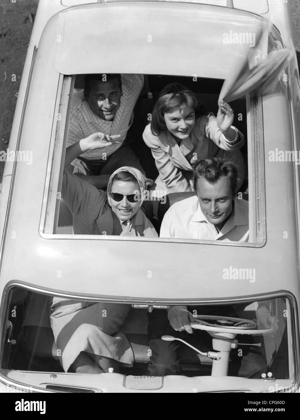 Loisirs, excursions, jeunes agitant de la capote ouverte de Taunus 12M, 1950, 50s, 20e siècle, historique, historique, capote, capote, capote, capote, capote, voiture, voitures, automobile, automobile, transport, transport, lunettes de soleil, lunettes de soleil, foulard, foulard, foulards, été, adolescent, adolescent, adolescent, adolescents, entièrement occupé, balade, plaisir, balade, plaisir, plaisir, voyage, plaisir, plaisir, Conducteur, conducteurs, passager, coconducteur, passager avant, co-conducteurs, passagers avant, femme, femme, femme, homme, homme, homme, personnes, droits supplémentaires-Clearences-non disponible Banque D'Images