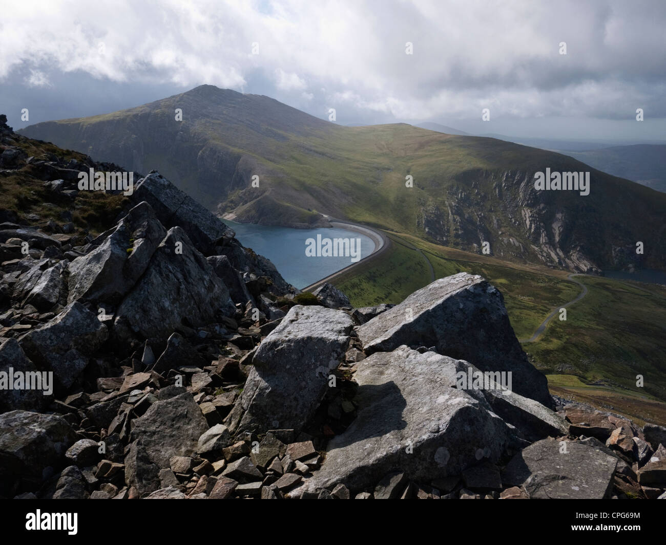 L'Elidir Fawr et Dinorwig réservoir hydroélectrique de Marchlyn Mawr vu de Carnedd y Galles dans Filiast Banque D'Images