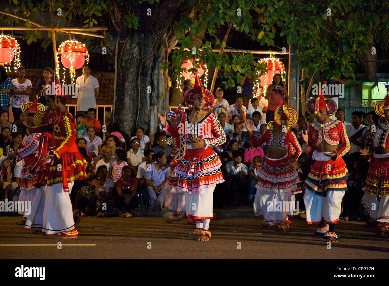 Des danseurs traditionnels dans le Maha Navam Perahera, Colombo, Sri Lanka, Asie Banque D'Images