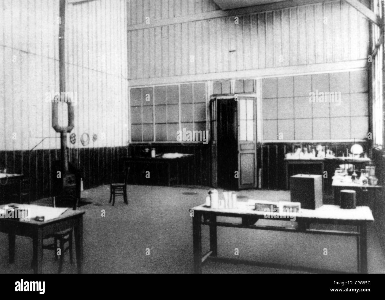 Curie Marie, 7.11.1867 - 4.7.1934, chimiste et physicien français d'origine polonaise, son laboratoire dans un hangar à l'Ecole de physique, Paris, vers 1910, Banque D'Images