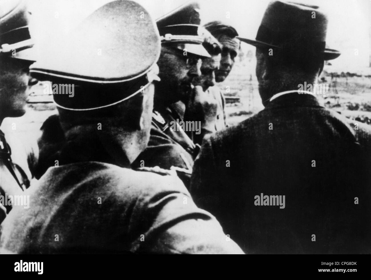 Himmler, Heinrich, 7.10.1900 - 23.5.1945, politicien allemand (NSDAP), Reichsführer-SS, visite au camp de concentration Auschwitz - Birkenau, 1942, à droite : Max Faust de IG Farben, Banque D'Images
