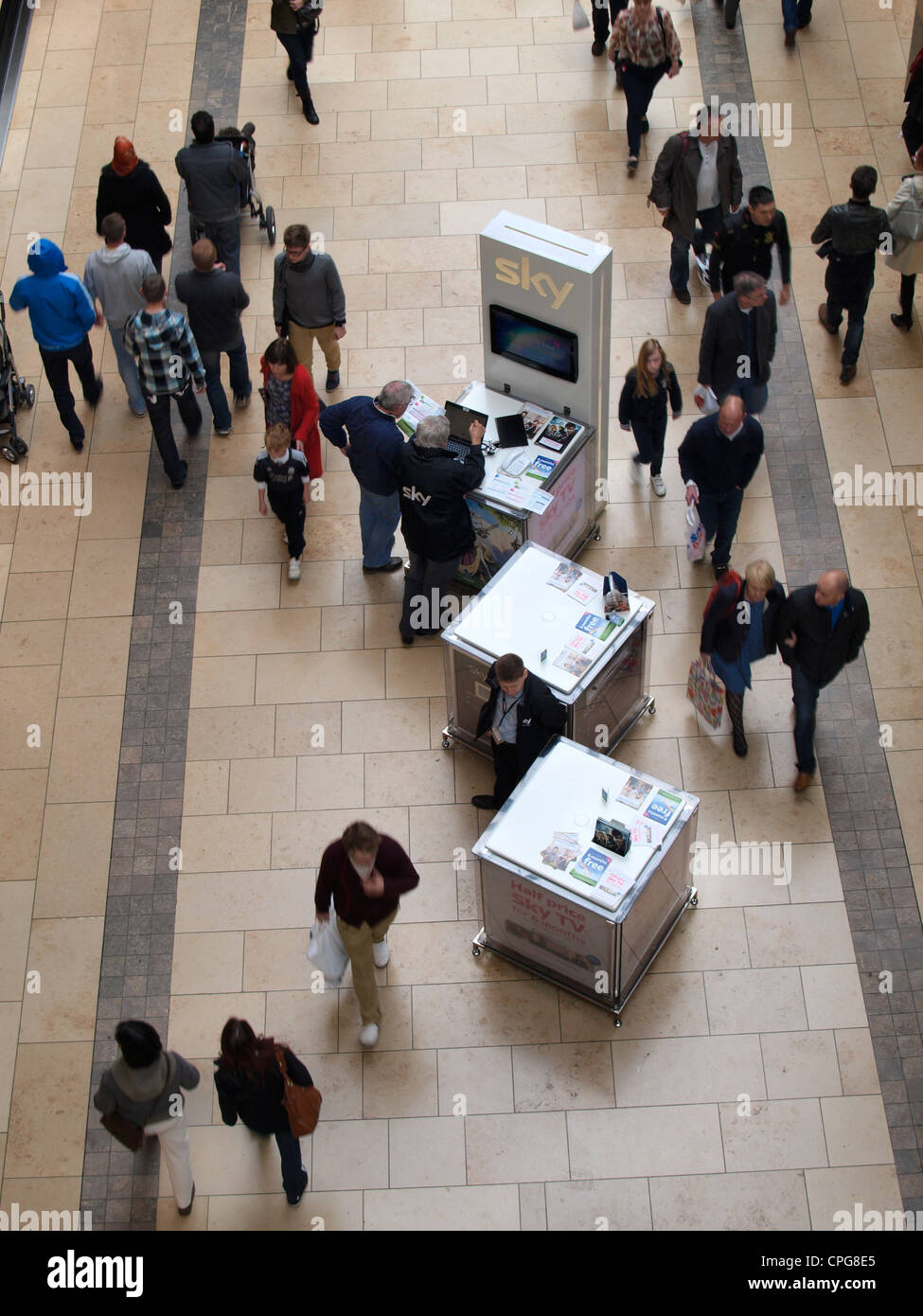 Les vendeurs de télévision Sky au travail dans une galerie marchande, Cambridge, Royaume-Uni Banque D'Images