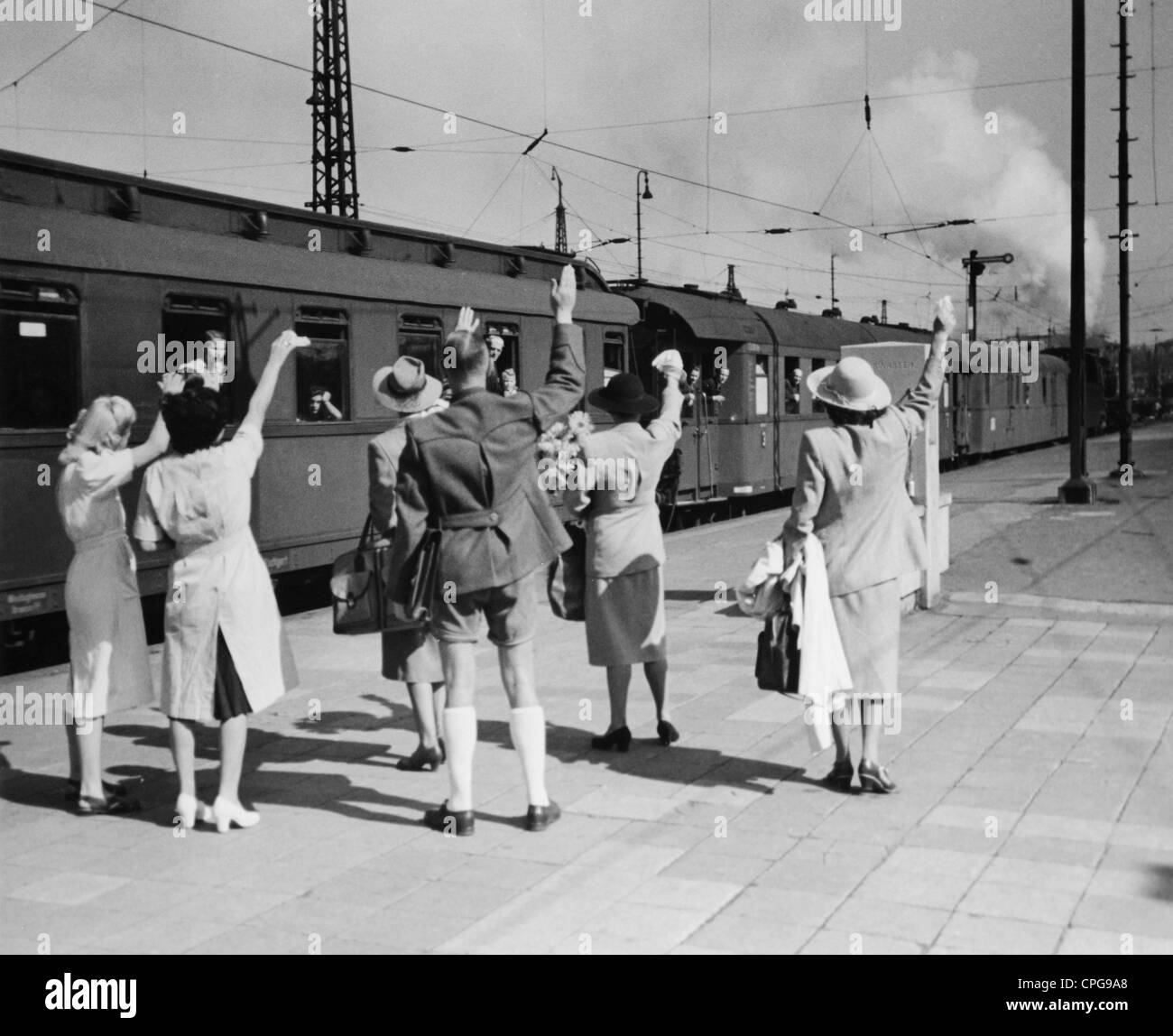 transport / transport, chemin de fer, gare, famille sur plate-forme en train au départ, années 1950, 50s, 20e siècle, historique, historique, vague, ageuse, au revoir, goodby, au revoir, au revoir, au départ, au départ, au départ, au départ, à la sortie, en train, en train, en train, en train, en train, en train, en train, en train, en train, en voyage à l'étranger, en voyage à domicile, en voyage, en voyage à l'étranger, en voyage à l'étranger, en voyage à l'étranger, Passagers, personnes, droits supplémentaires-Clearences-non disponible Banque D'Images