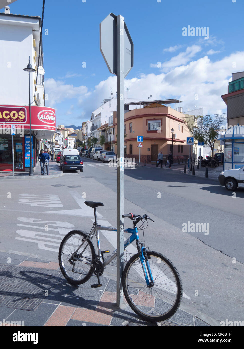 Location reposant contre le panneau de signalisation, Fuengirola, province de Malaga, Espagne Banque D'Images