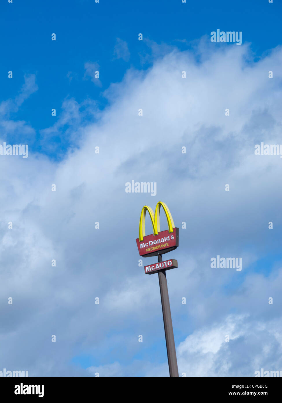 Trademarked M d'or de McDonald's contre ciel bleu avec des nuages avec word restaurante, ou restaurant, en langue espagnole. Banque D'Images