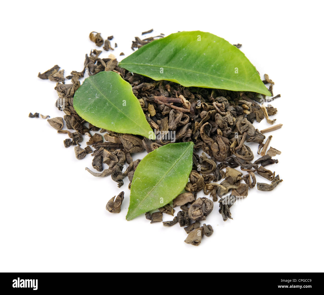 Le thé vert et les feuilles est isolé sur fond blanc Banque D'Images