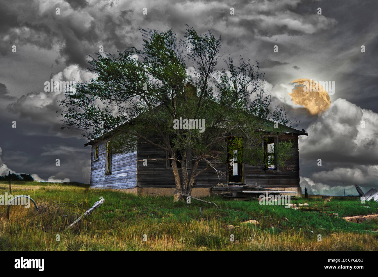 Effrayant à la vieille maison abandonnée au cours d'une tempête d'automne montrant une grande pleine lune surdimensionnée. Banque D'Images Effrayant à la vieille maison abandonnée au cours d'une tempête d'automne montrant une grande pleine lune surdimensionnée. Banque D'Images
