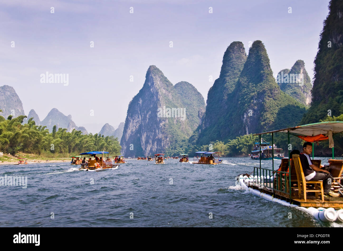 Radeaux de bois sur la rivière Li de Guilin et Yangshuo, entre la province de Guangxi - Chine Banque D'Images